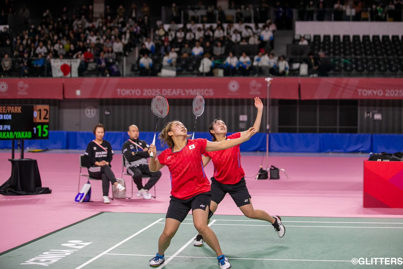 2人の強い絆によるコンビネーションが光ったプレーで頂点をつかんだ | バドミントン・女子ダブルスの矢ケ部姉妹が悲願の金メダル!男子ダブルスの森本・永石ペアは銀!|東京2025デフリンピック | Glitters 障害者スポーツ専門ニュースメディア