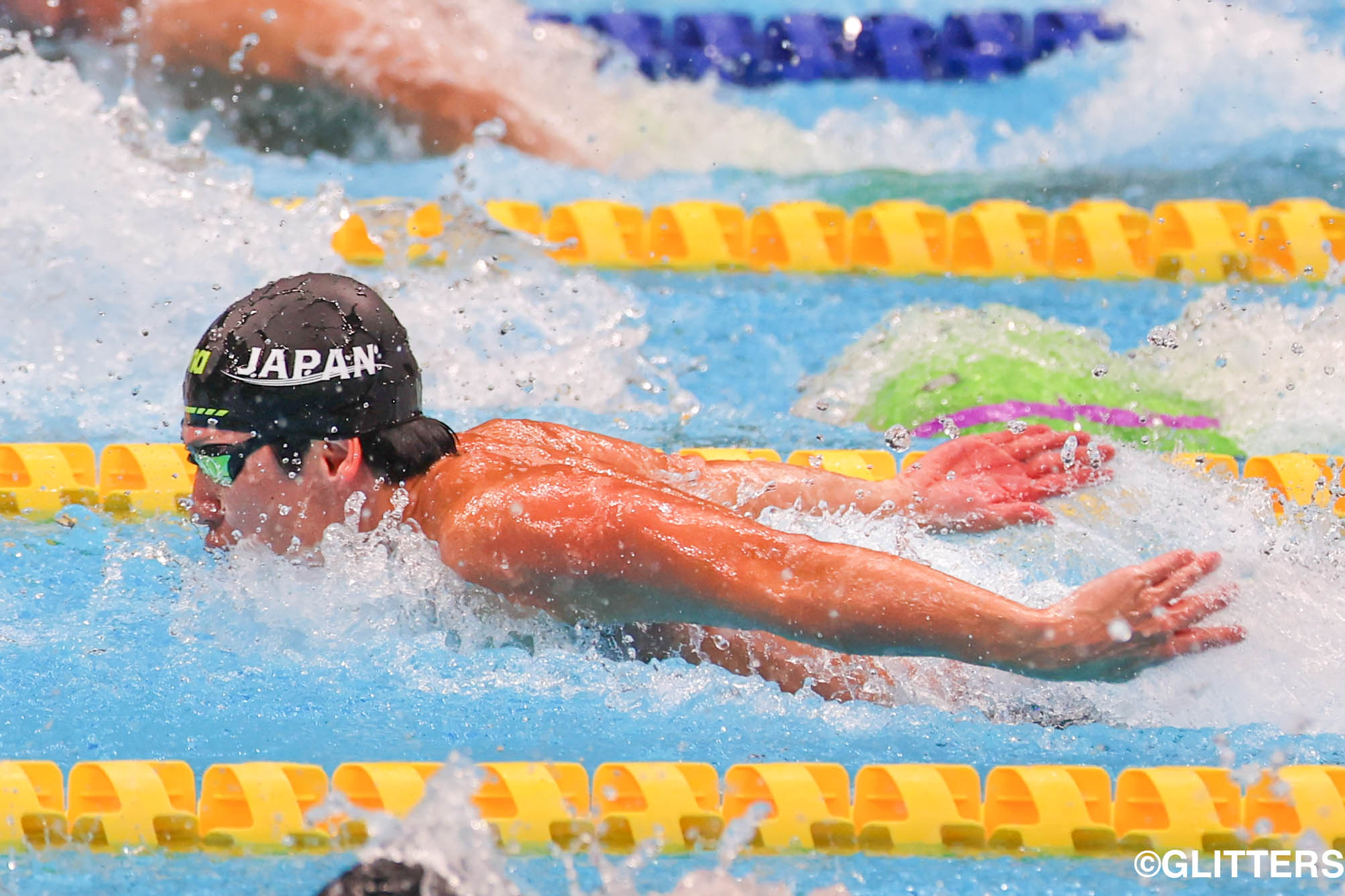 バタフライで力泳を見せる茨 | 競泳・茨隆太郎が200m個人メドレーで金！通算22個のメダルは日本勢歴代最多！｜東京2025デフリンピック | Glitters 障害者スポーツ専門ニュースメディア