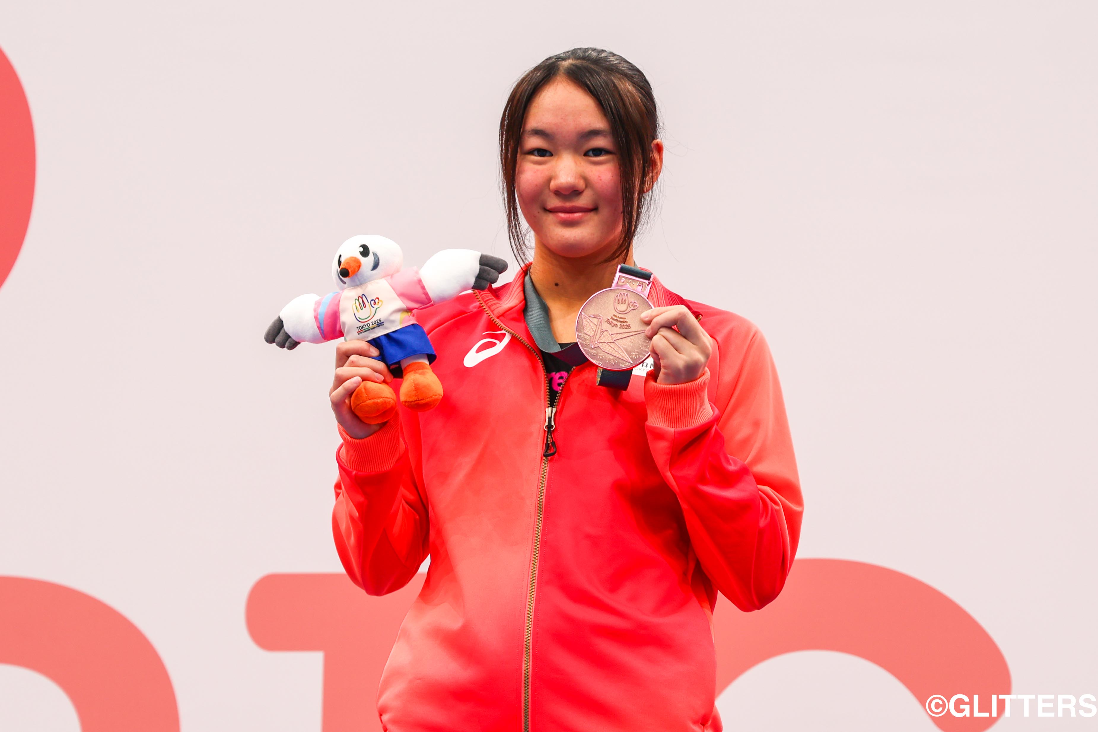 表彰台で笑顔を見せた串田 | 競泳・茨隆太郎が200m個人メドレーで金！通算22個のメダルは日本勢歴代最多！｜東京2025デフリンピック | Glitters 障害者スポーツ専門ニュースメディア