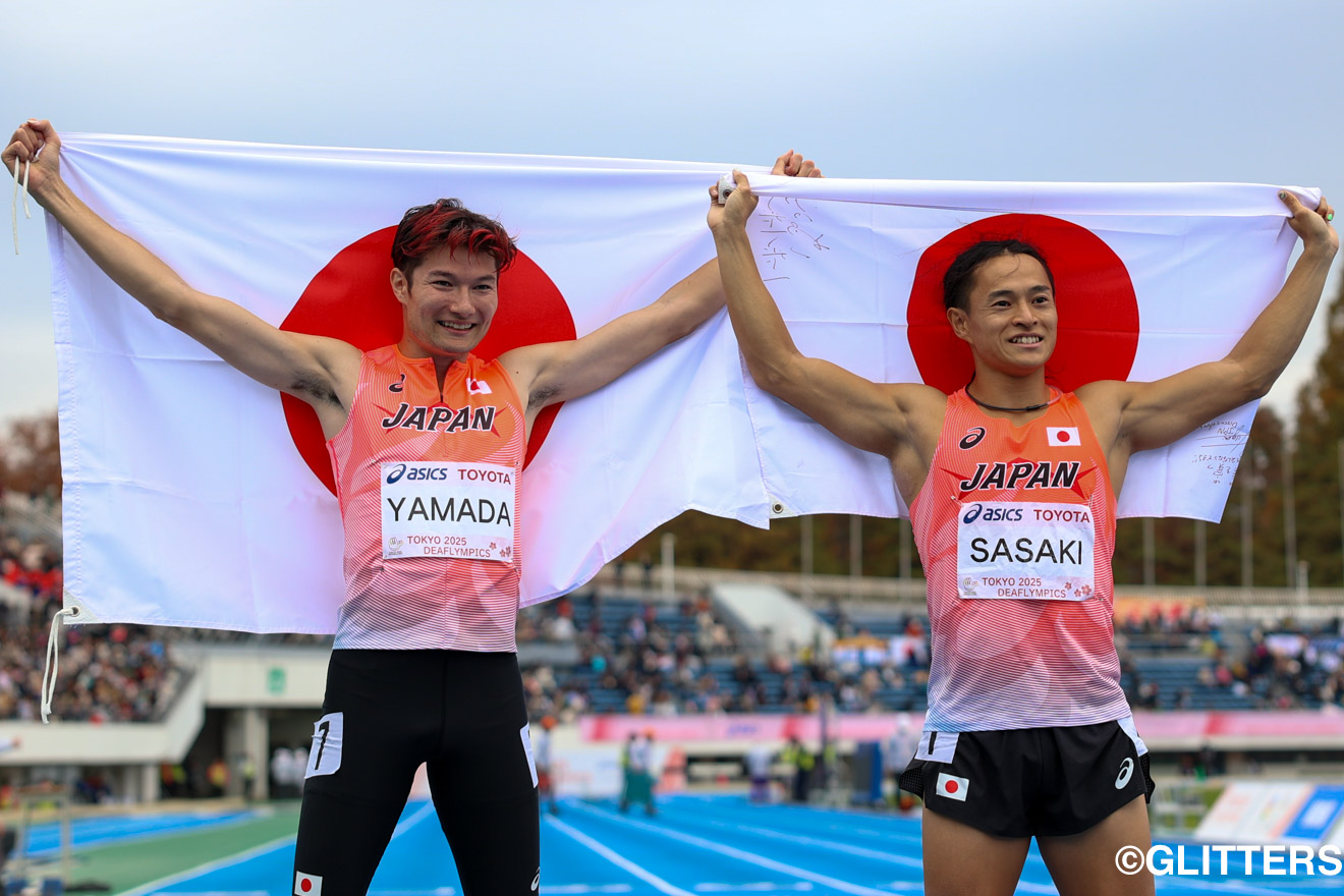 長年のライバルであり親友。互いの背中を追い続けたふたりが、国旗とともに誇らしい笑顔を見せた | 陸上・男子200mで山田真樹が日本新で銀！男子800mでは樋口光盛が初のメダル！｜東京2025デフリンピック | Glitters 障害者スポーツ専門ニュースメディア