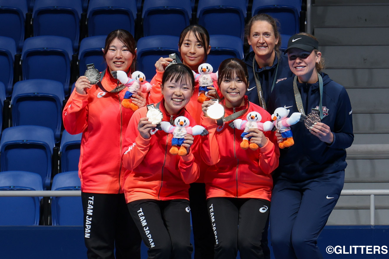 女子ダブルス表彰式で、金メダルの菰方・鈴木組（中央）と銀メダルの宮川・杉本組（左）が満面の笑みを見せた | テニス女子ダブルスは菰方・鈴木組が「金」｜東京2025デフリンピック | Glitters 障害者スポーツ専門ニュースメディア