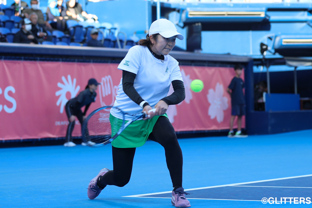 力強いストロークを武器に主導権を握った菰方里菜。正確なコース取りで相手を圧倒した | テニス女子ダブルスは菰方・鈴木組が「金」|東京2025デフリンピック | Glitters 障害者スポーツ専門ニュースメディア