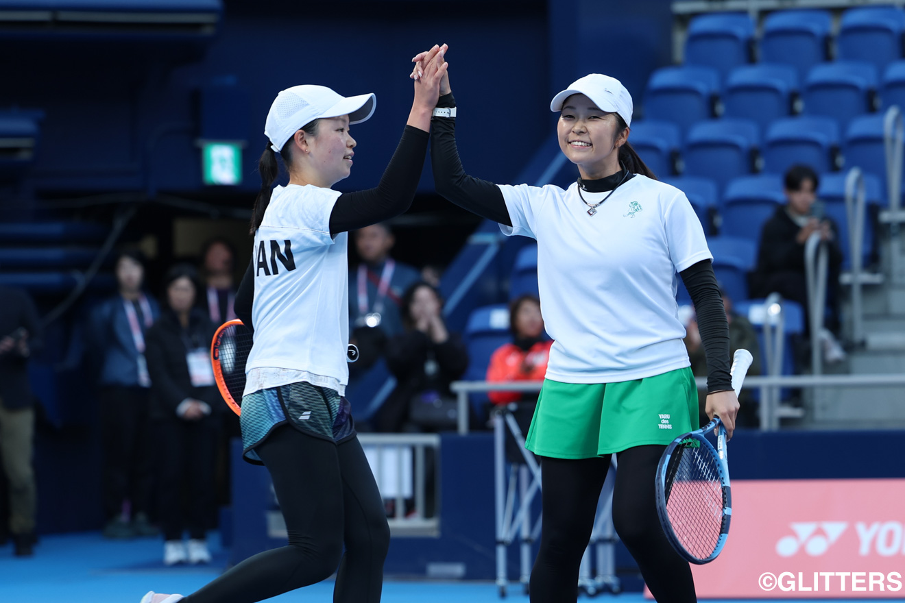 勝利を決め、ハイタッチを交わす菰方里菜（右）と鈴木梨子（左）。最後まで息の合ったプレーを見せた | テニス女子ダブルスは菰方・鈴木組が「金」｜東京2025デフリンピック | Glitters 障害者スポーツ専門ニュースメディア