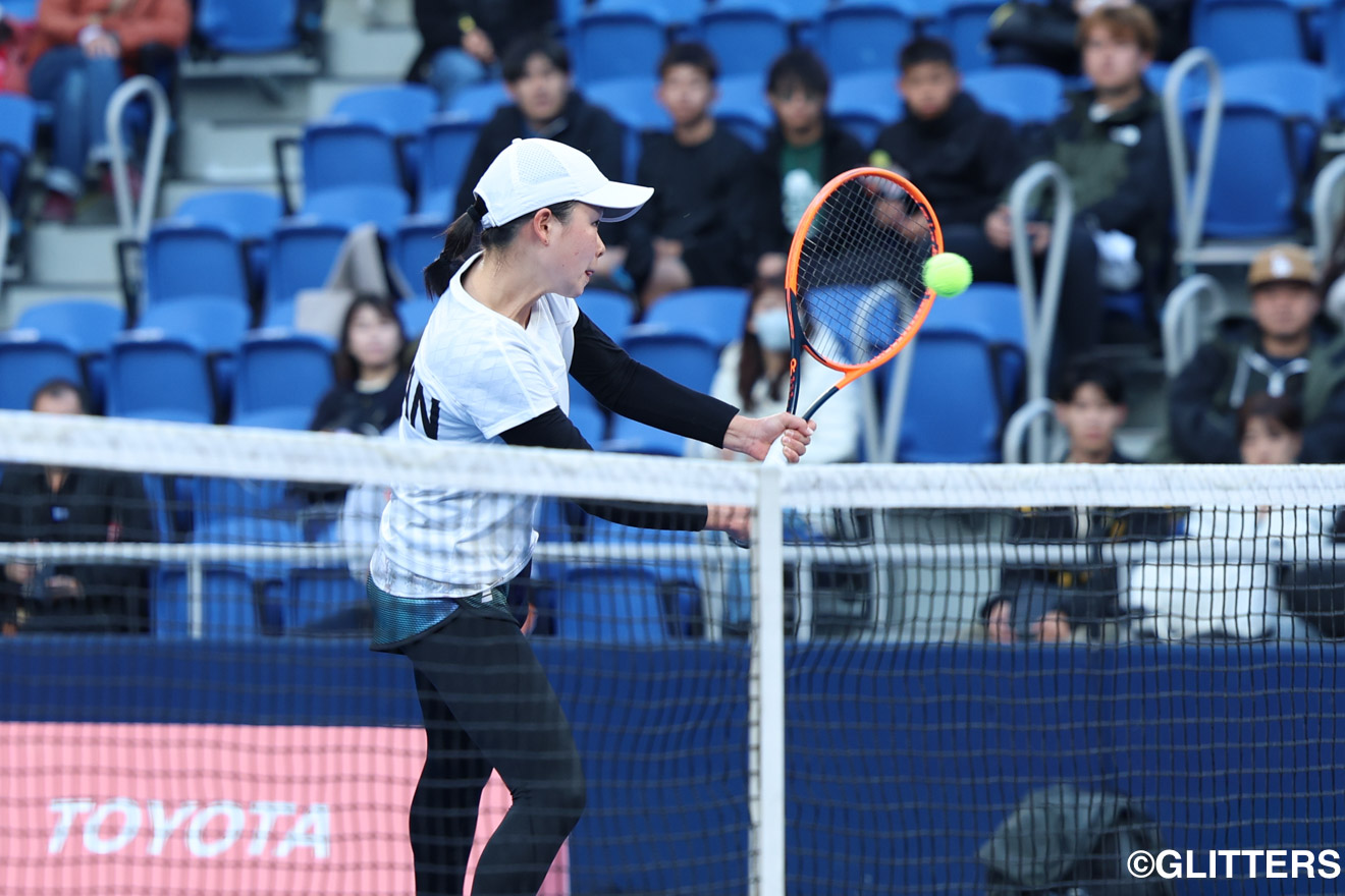 ネット際で正確なボレーを決める鈴木梨子。鋭い反応と冷静な判断でポイントを奪った | テニス女子ダブルスは菰方・鈴木組が「金」｜東京2025デフリンピック | Glitters 障害者スポーツ専門ニュースメディア