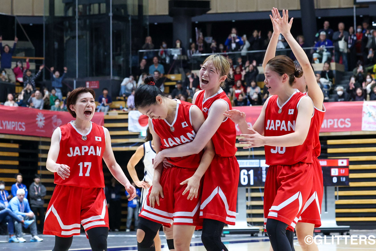 重圧の中で決めた一本。安堵した羽田を讃えあう日本代表メンバー。 | バスケットボール女子、アメリカとの死闘を制して悲願の金メダル!|東京2025デフリンピック | Glitters 障害者スポーツ専門ニュースメディア