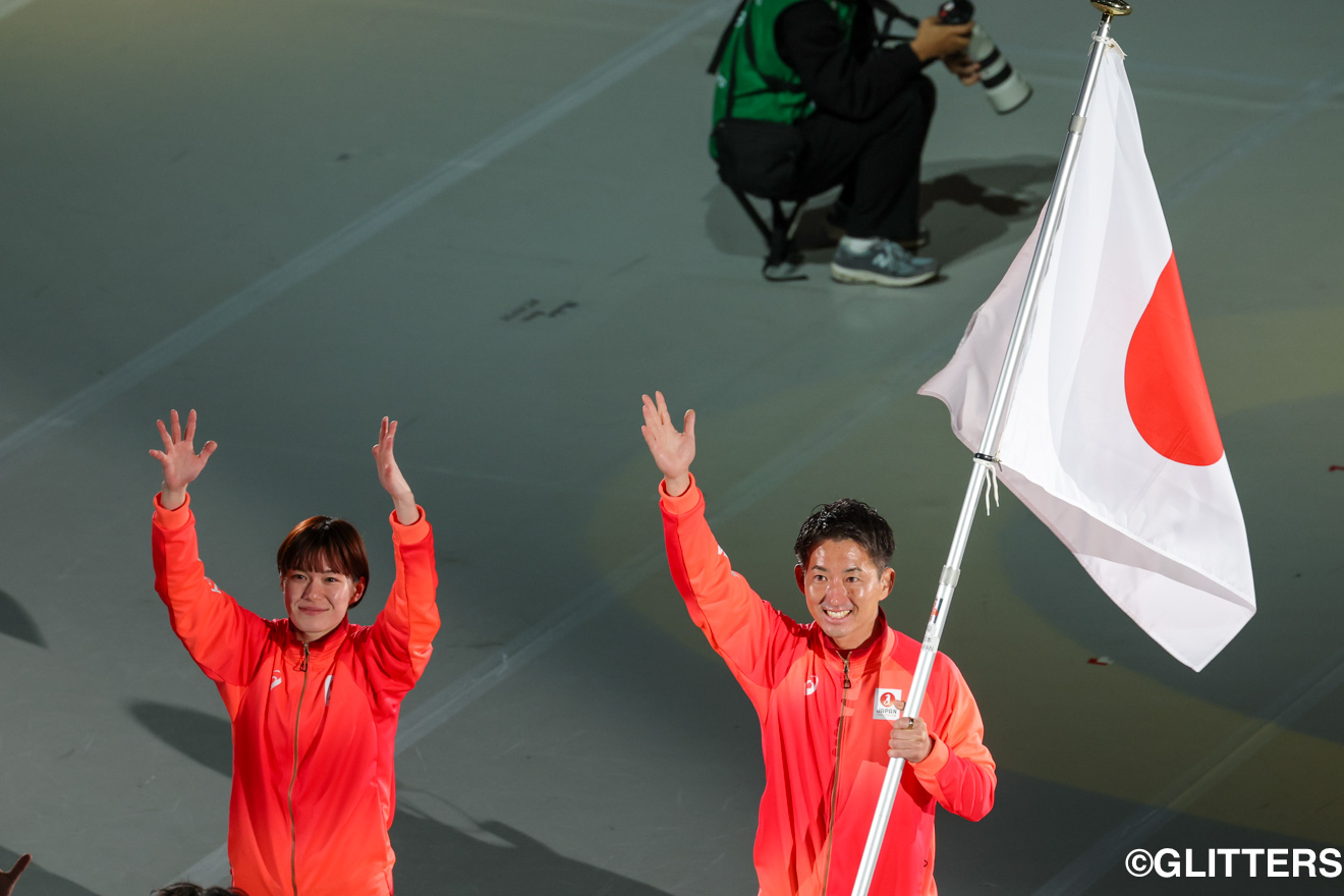 旗手の大役を務め、スタンドに笑顔を向けるバスケットボール女子・若松優津(左)とサッカー男子・松元卓巳(右) | 28万人が観戦し熱狂！日本選手団は史上最多の51個のメダルを獲得！共生社会実現の第一歩に｜東京2025デフリンピック | Glitters 障害者スポーツ専門ニュースメディア