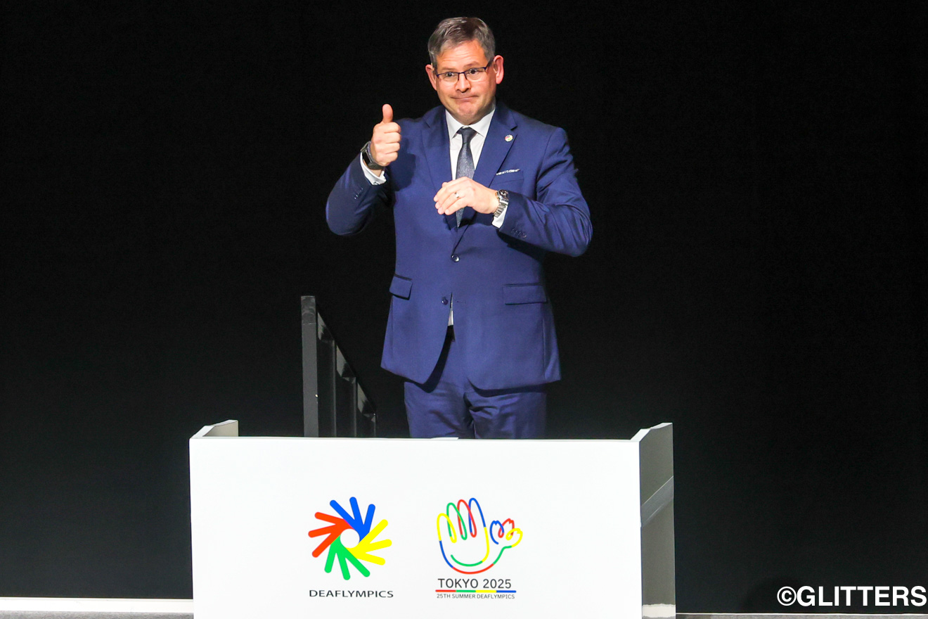 「大会の成功に満足している」と東京大会を高く評価したアダム・コーサ会長 | 28万人が観戦し熱狂！日本選手団は史上最多の51個のメダルを獲得！共生社会実現の第一歩に｜東京2025デフリンピック | Glitters 障害者スポーツ専門ニュースメディア
