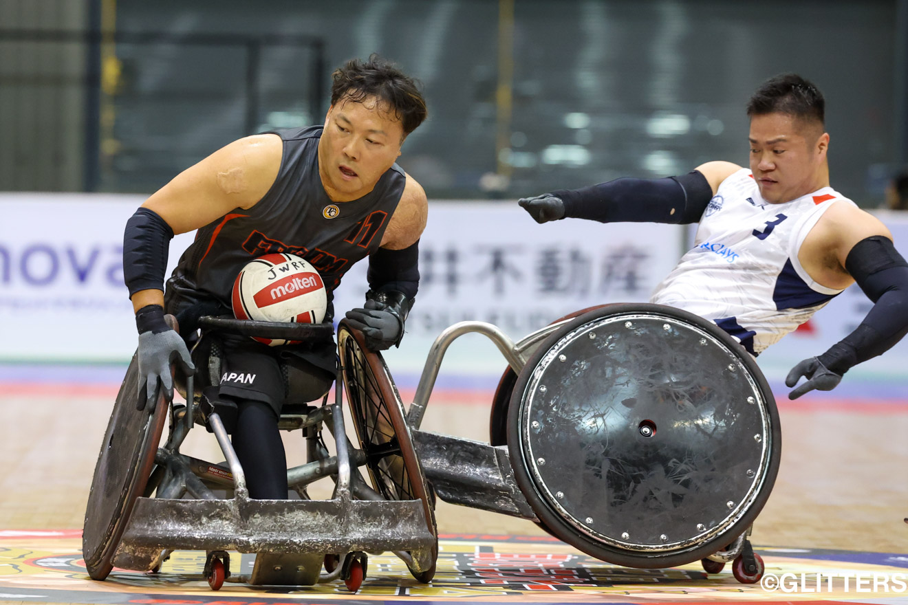 透暢（左）がHCを兼任するFreedomが安定したディフェンスで決勝への切符をつかみとった。STORMERSの橋本勝也（右）は大きな悔しさをにじませた | BLITZとFreedomが全勝で決勝進出｜第27回車いすラグビー日本選手権大会 | Glitters 障害者スポーツ専門ニュースメディア
