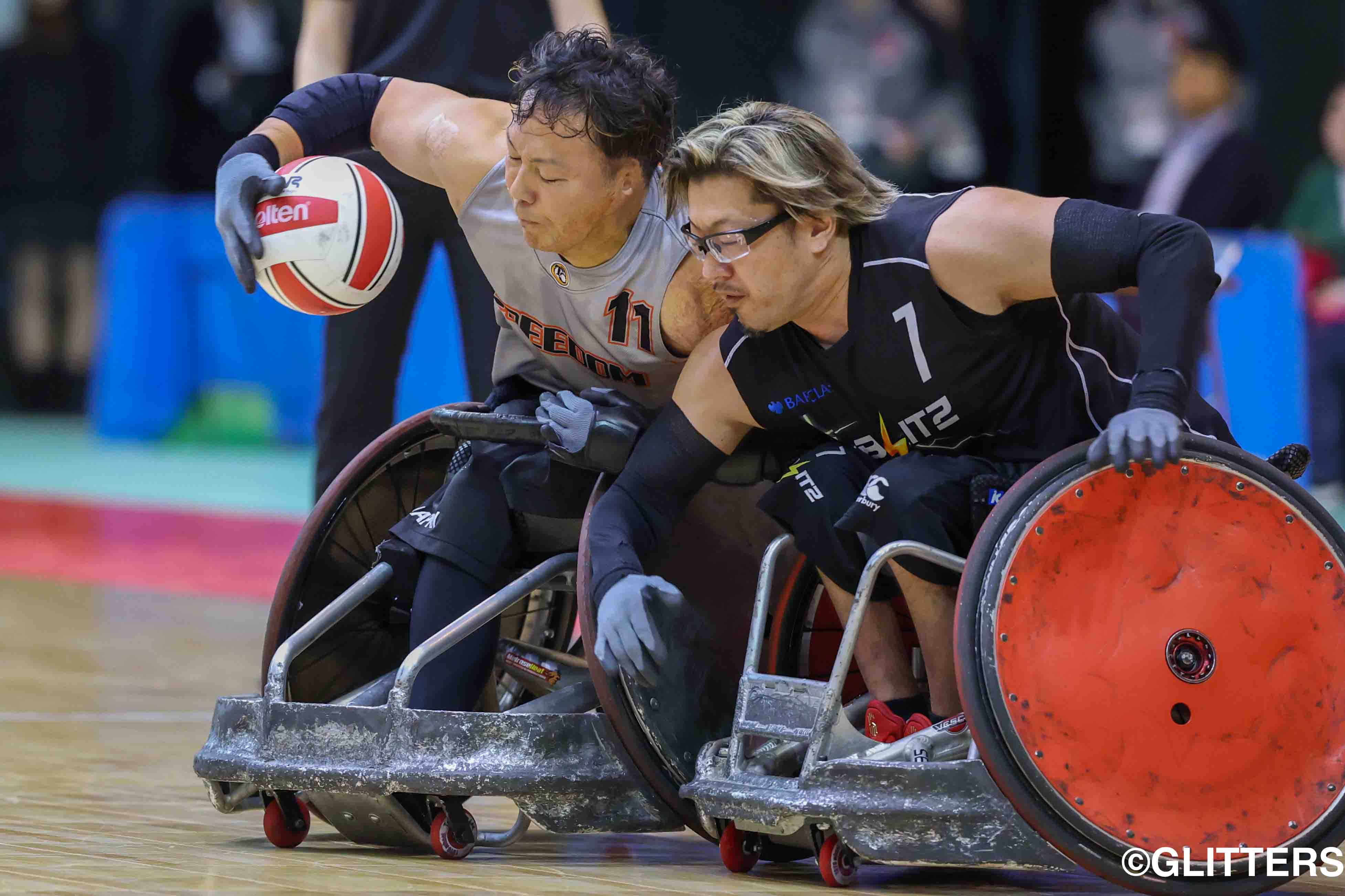 激しいボールの奪い合いを展開する池透暢(左)と池崎大輔(右) | BLITZが日本選手権3連覇達成!全員ラグビーで通算11度目の優勝に輝く|第27回車いすラグビー日本選手権大会 | Glitters 障害者スポーツ専門ニュースメディア