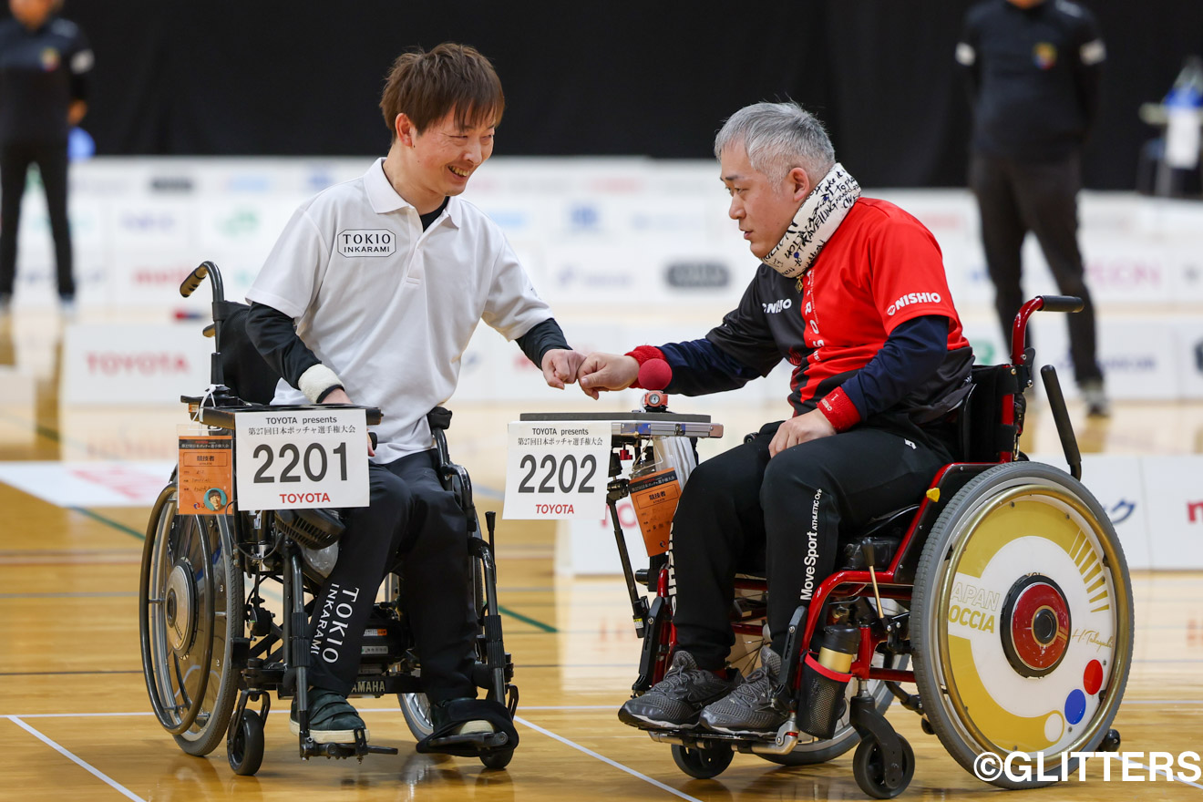 試合終了後グータッチでお互いを称え合う杉村(左)と廣瀬隆喜(右) | BC3女子は関根彩香が3度目の決勝進出で初栄冠|TOYOTA presents 第27回日本ボッチャ選手権大会 | Glitters 障害者スポーツ専門ニュースメディア
