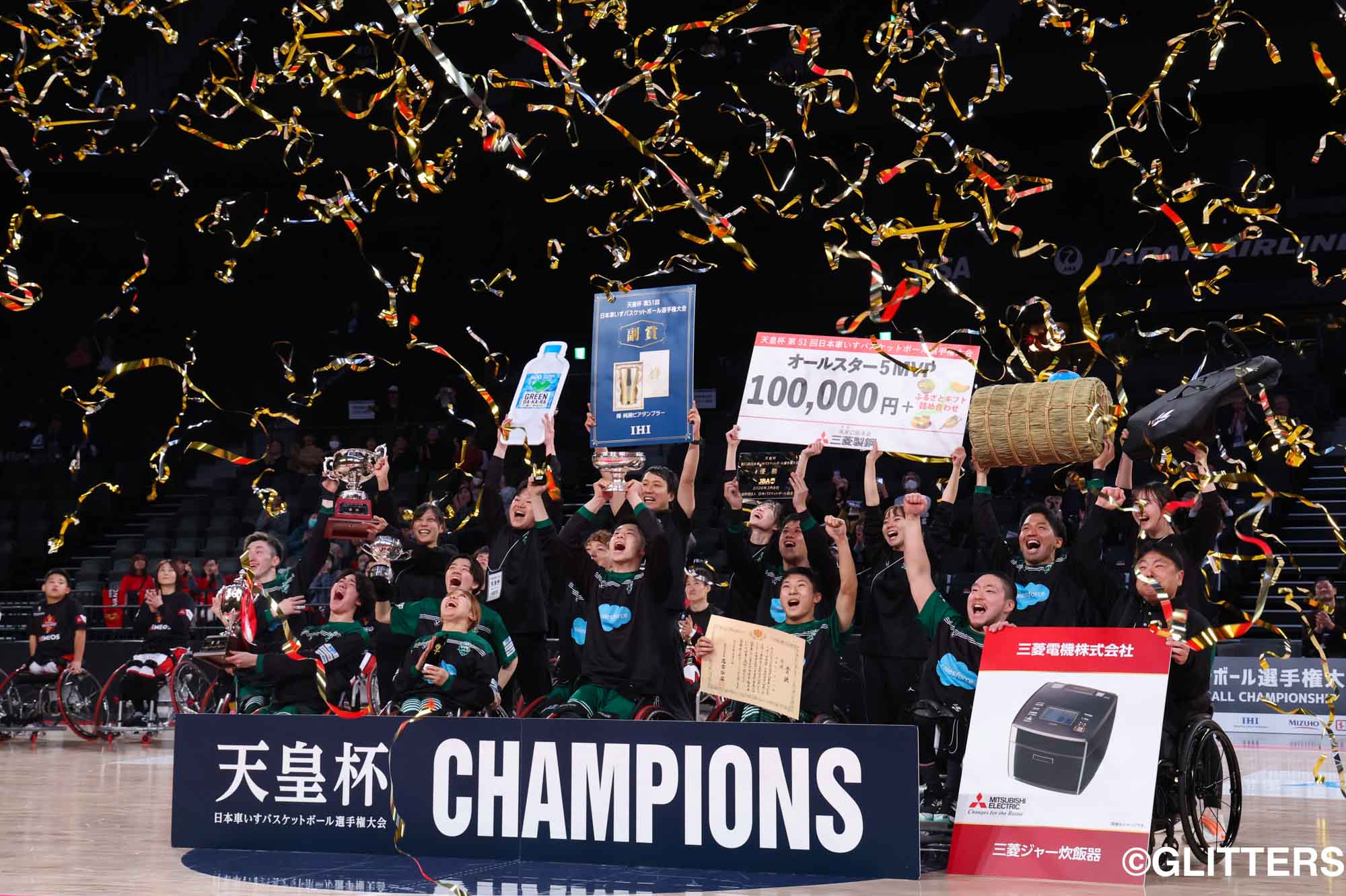 悲願の大会初優勝を果たし、天皇杯を高々と掲げる埼玉ライオンズの選手たち | 埼玉ライオンズが“3度目の正直”で悲願の初Ｖ！｜天皇杯 第51回日本車いすバスケットボール選手権大会 | Glitters 障害者スポーツ専門ニュースメディア