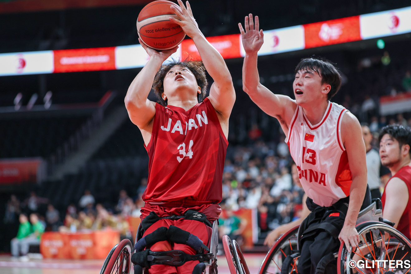 相手の手が伸びる中でもゴール下へ果敢に飛び込む塩田理史 | 新戦力、若手が躍動した車いすバスケットボールは男女そろって白星発進！｜愛知・名古屋2026アジアパラ競技大会 | Glitters 障害者スポーツ専門ニュースメディア
