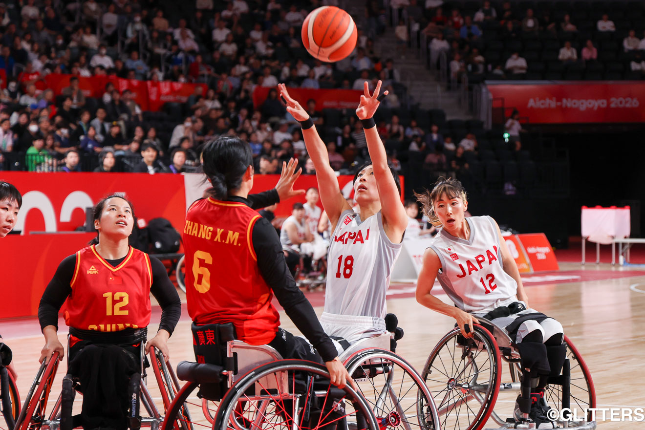 中国の守備に厳しくマークされながらも、ゴールを狙う北田千尋 | 車いすバスケ女子日本代表、“中国の壁”を崩せず黒星|愛知・名古屋2026アジアパラ競技大会 | Glitters 障害者スポーツ専門ニュースメディア