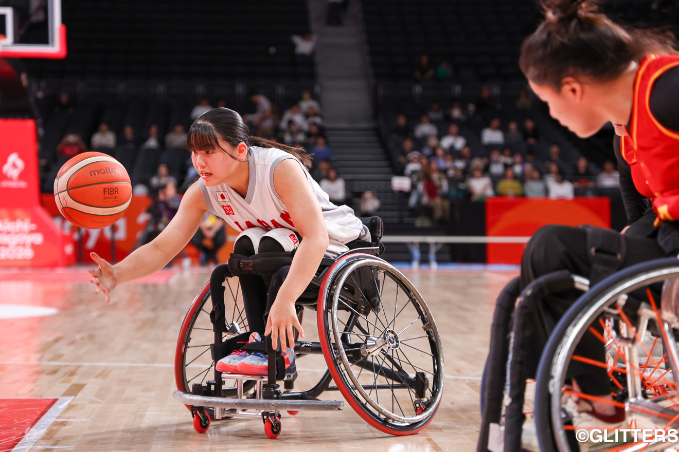 中国のディフェンスをかわし、ドリブルで攻め込む小島瑠莉 | 車いすバスケ女子日本代表、“中国の壁”を崩せず黒星|愛知・名古屋2026アジアパラ競技大会 | Glitters 障害者スポーツ専門ニュースメディア