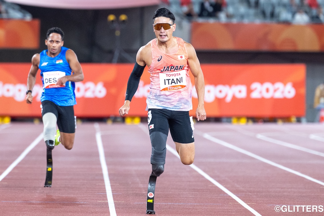 男子200メートル（T64）決勝、ゴールへ向かって力走する井谷俊介。23秒52で2位に入り、銀メダルを獲得した | パラ陸上は初日からメダル量産の快進撃！｜愛知・名古屋2026アジアパラ競技大会 | Glitters 障害者スポーツ専門ニュースメディア