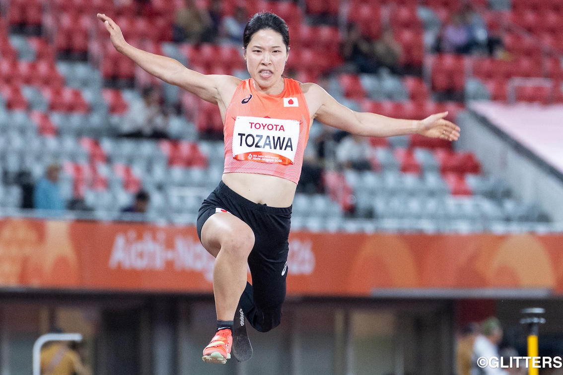 両腕を大きく広げ、砂場へ向かって跳ぶ兎澤朋美。女子走り幅跳び（T63/T64）で4m73の大会新記録をマークし、金メダルを獲得した | パラ陸上は初日からメダル量産の快進撃！｜愛知・名古屋2026アジアパラ競技大会 | Glitters 障害者スポーツ専門ニュースメディア