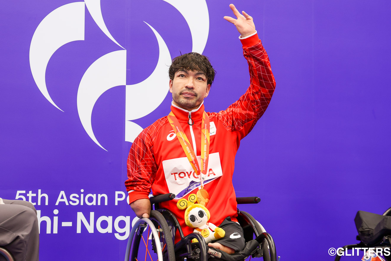 男子50m自由形（S4）で金メダルを獲得し、表彰式で声援に応える鈴木孝幸。アジアパラでは通算11個目の金メダルとなった | パラ水泳第1日目は金3個などメダルラッシュ｜愛知・名古屋2026アジアパラ競技大会 | Glitters 障害者スポーツ専門ニュースメディア
