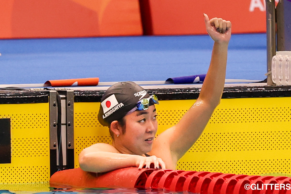 レース後、プールの中から笑顔で手を突き上げる木下あいら。女子200m自由形（S14）を2分09秒80の大会新記録で制した | パラ水泳第1日目は金3個などメダルラッシュ｜愛知・名古屋2026アジアパラ競技大会 | Glitters 障害者スポーツ専門ニュースメディア