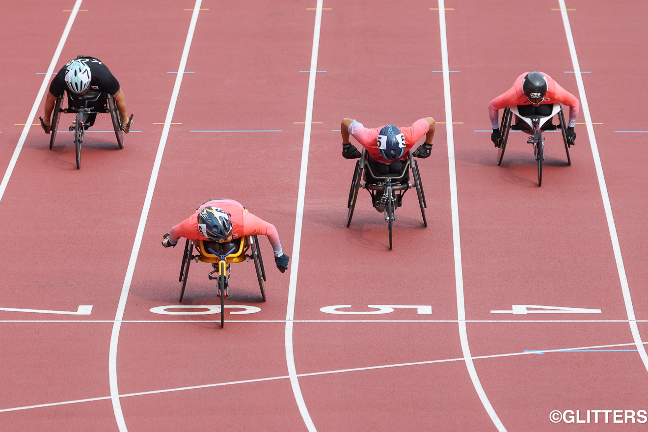 男子100m（車いすT51/52）で後半に追い上げ、大会新記録の17秒25でフィニッシュした佐藤友祈 | パラ陸上（競技3日目）金7個、銀5個、銅2個を獲得！髙桑早生がアジアタイ記録で有終の美を飾る｜愛知・名古屋2026アジアパラ競技大会 | Glitters 障害者スポーツ専門ニュースメディア
