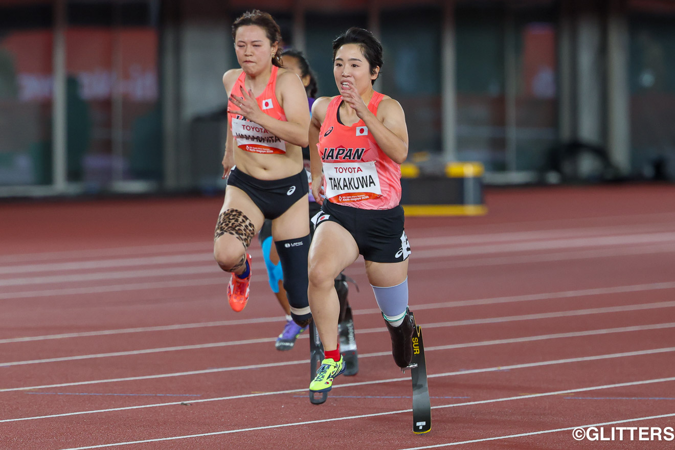 女子100m（T64）決勝で、自身のアジア記録に並ぶ13秒43で駆け抜ける髙桑早生（右）と山下千絵（左） | パラ陸上（競技3日目）金7個、銀5個、銅2個を獲得！髙桑早生がアジアタイ記録で有終の美を飾る｜愛知・名古屋2026アジアパラ競技大会 | Glitters 障害者スポーツ専門ニュースメディア