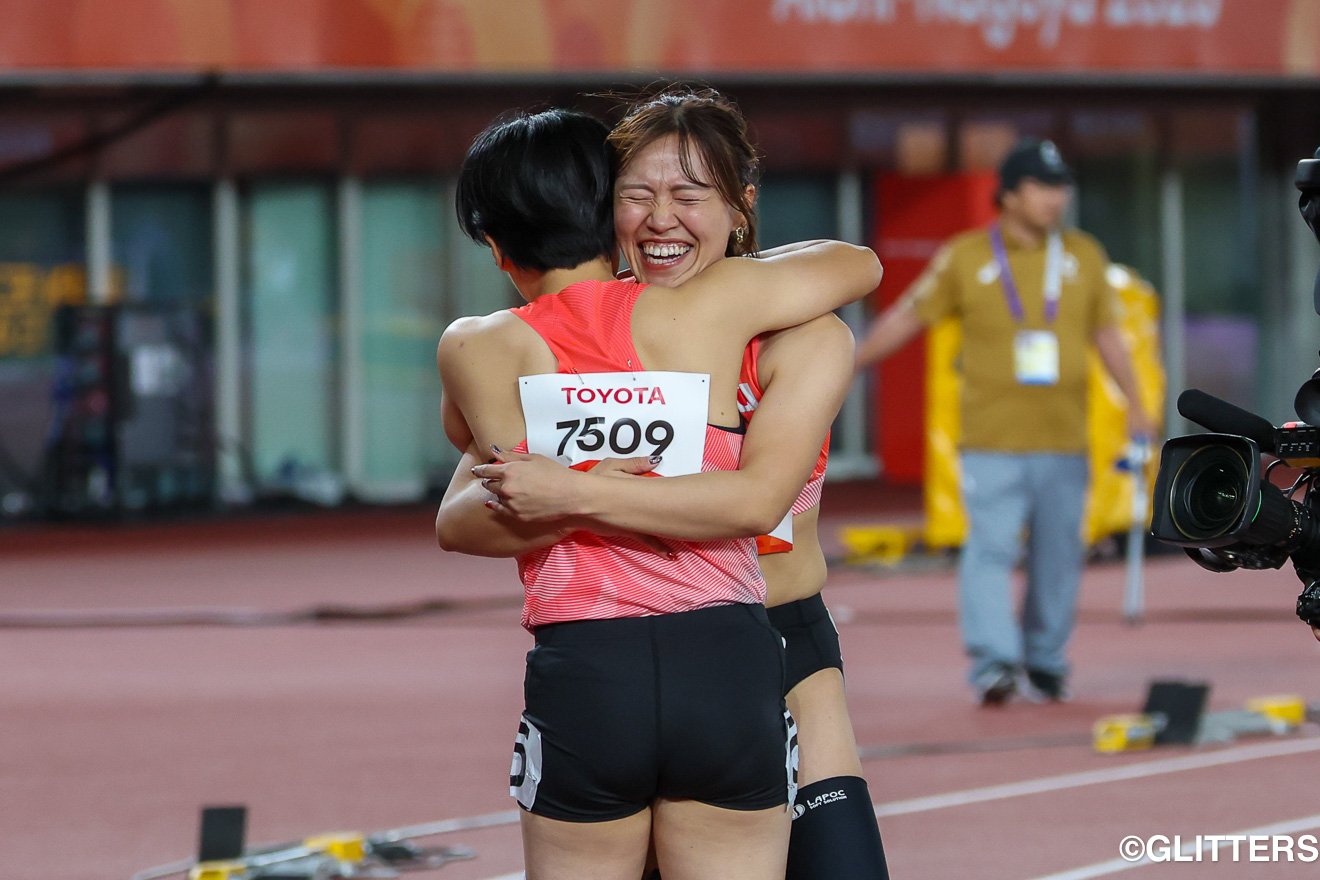 レース後、笑顔の山下千絵（右）と抱き合う髙桑早生（左） | パラ陸上（競技3日目）金7個、銀5個、銅2個を獲得！髙桑早生がアジアタイ記録で有終の美を飾る｜愛知・名古屋2026アジアパラ競技大会 | Glitters 障害者スポーツ専門ニュースメディア