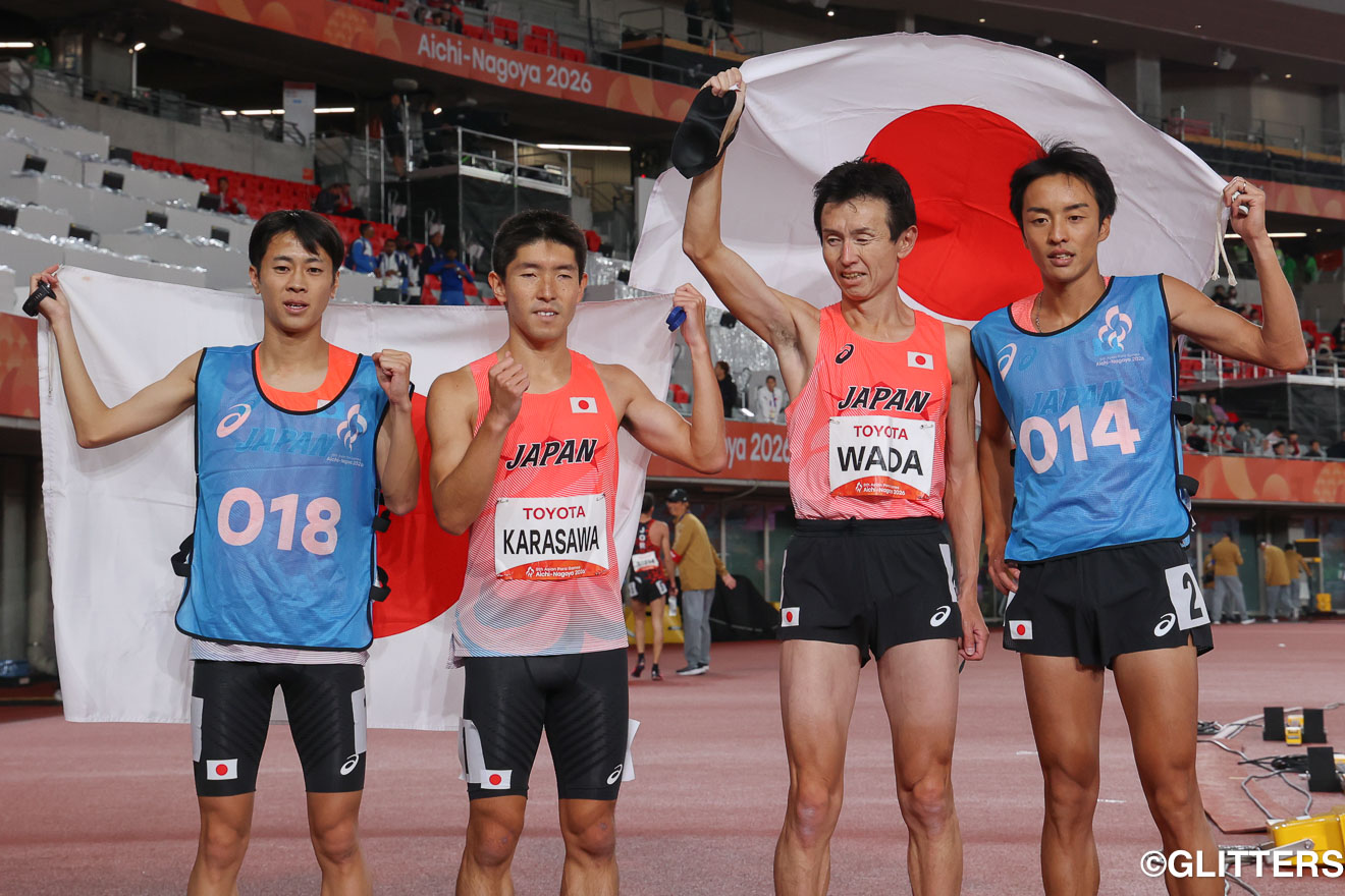 男子1500m（T11）で激闘を制し、ワンツーフィニッシュを果たして日の丸を掲げる唐澤剣也（左）と和田伸也（右） | パラ水泳・南井瑛翔が3冠、水泳は金5個｜愛知・名古屋2026アジアパラ競技大会 10/22 【大会5日目】 | Glitters 障害者スポーツ専門ニュースメディア