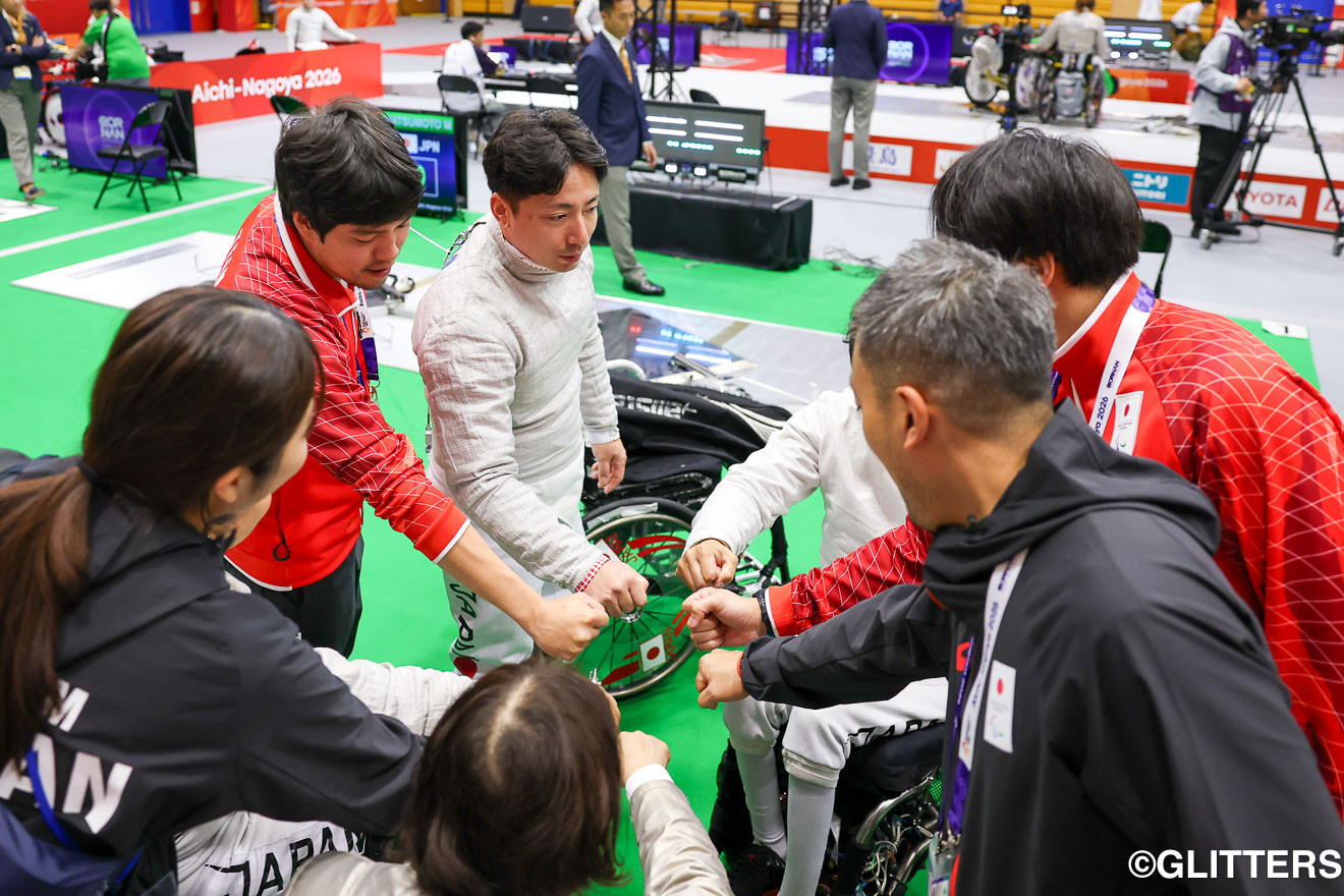 最終日のサーブル団体。選手とスタッフが拳を合わせ、気持ちをひとつにする日本チーム | ボッチャ・関根と高橋が金、金64個で閉幕|愛知・名古屋2026アジアパラ競技大会 10/24 【大会7日目・最終日】 | Glitters 障害者スポーツ専門ニュースメディア